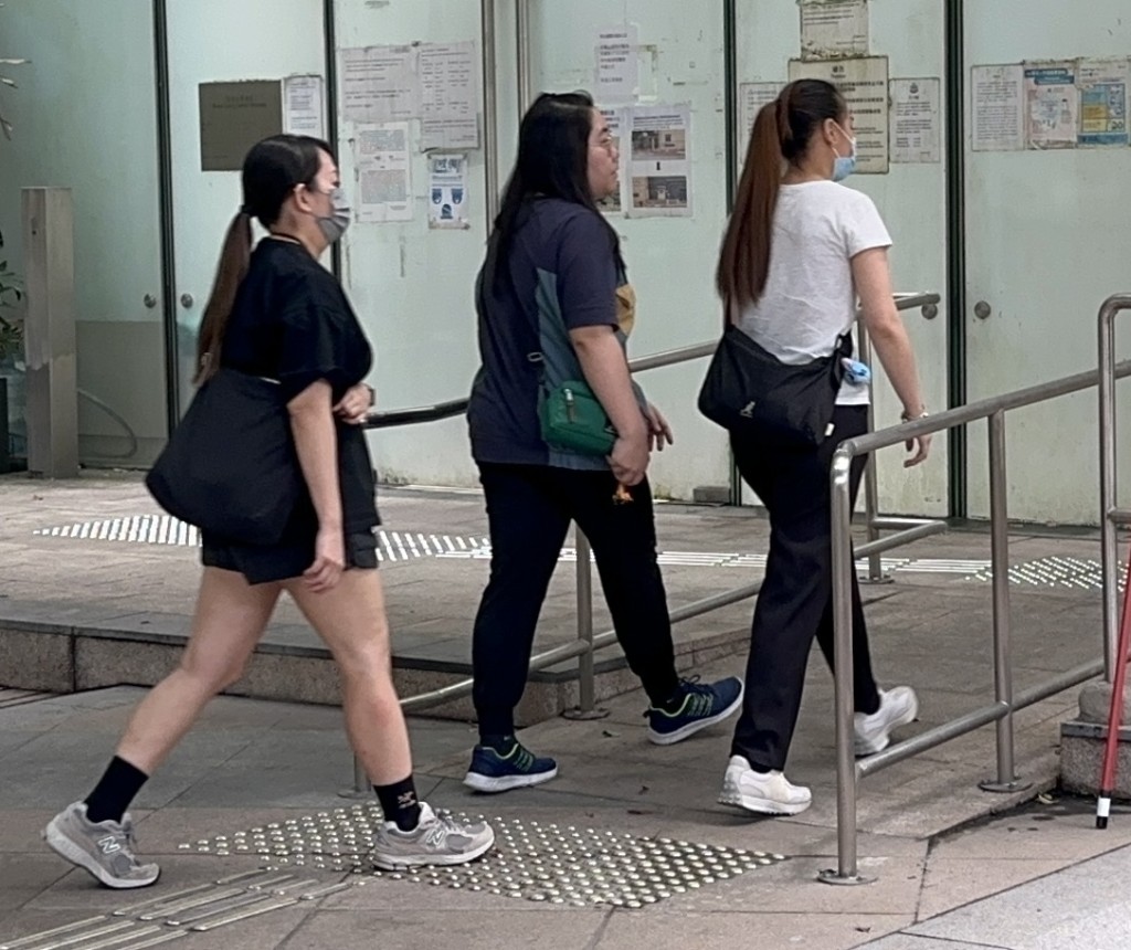 死者家屬由工權會職員陪同,到葵涌殮房認屍。梁國峰攝 死者家屬由工權會職員陪同,到葵涌殮房認屍。梁國峰攝