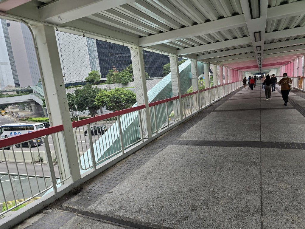 政府总部外的行人天桥，夏悫道和添美道上方位置的铁丝网仍在。