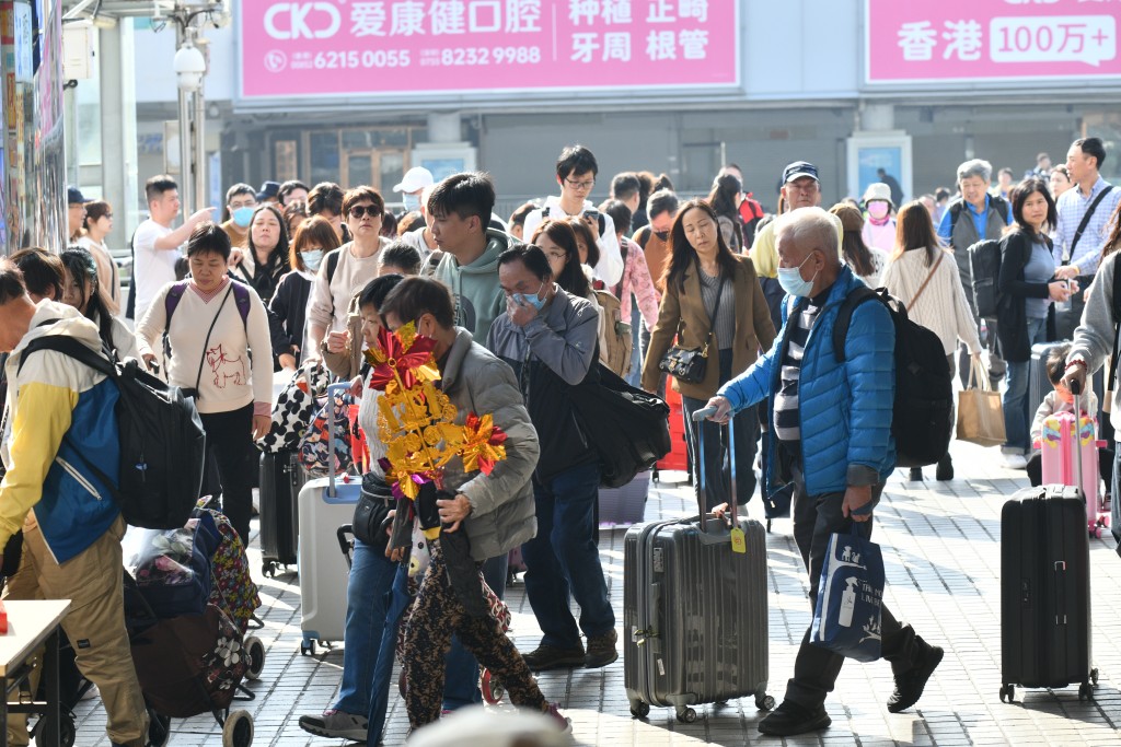 《星岛头条》统计经各陆路口岸入境的人数为35.3万人次，当中以罗湖口岸占最多，达9.65万人次入境。资料图片