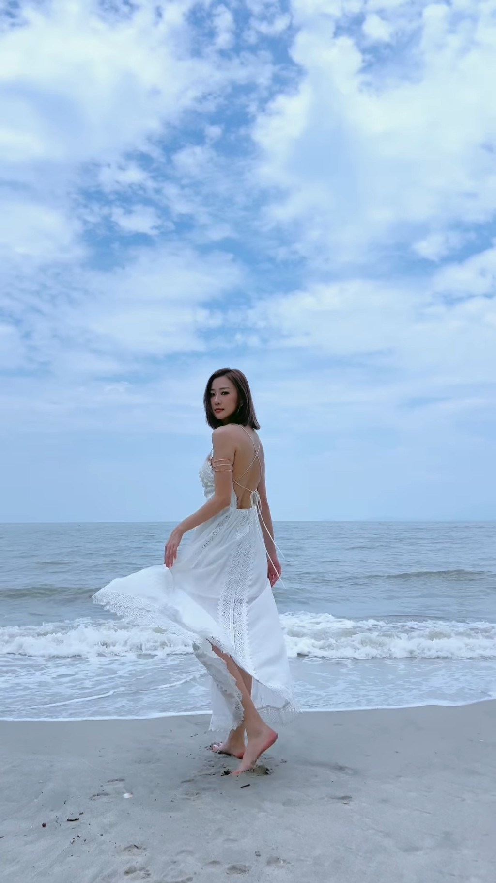 朱智賢穿上白裙好仙氣。