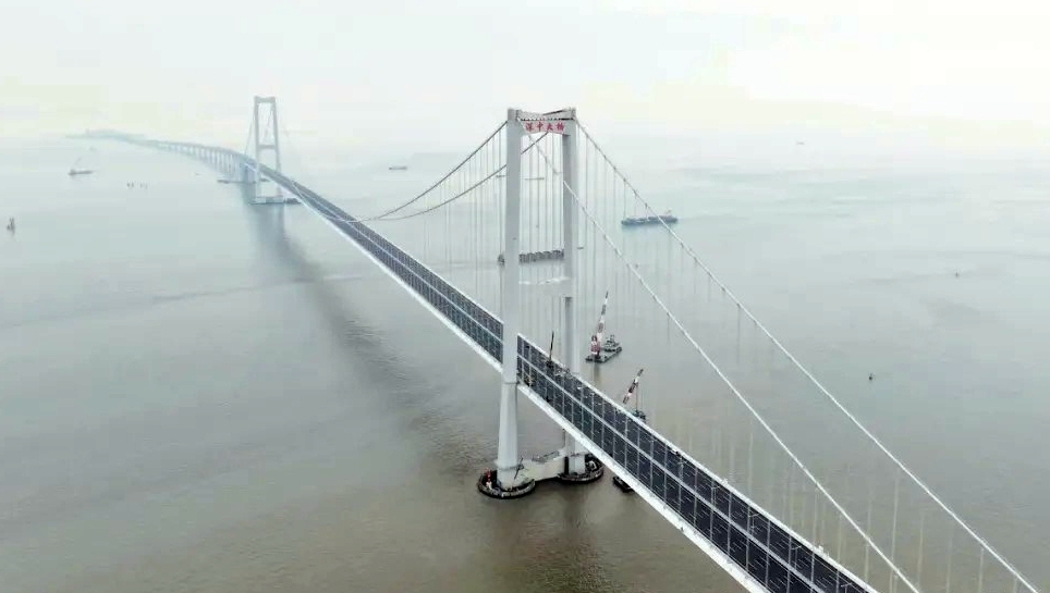 高270米的桥塔已挂上“深中大桥”四字。网上图片