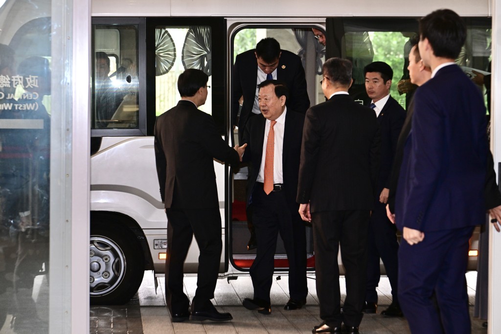早上約10時半，夏寶龍到政府總部與金融界代表會面。他與特首李家超握手。（陳極彰攝）