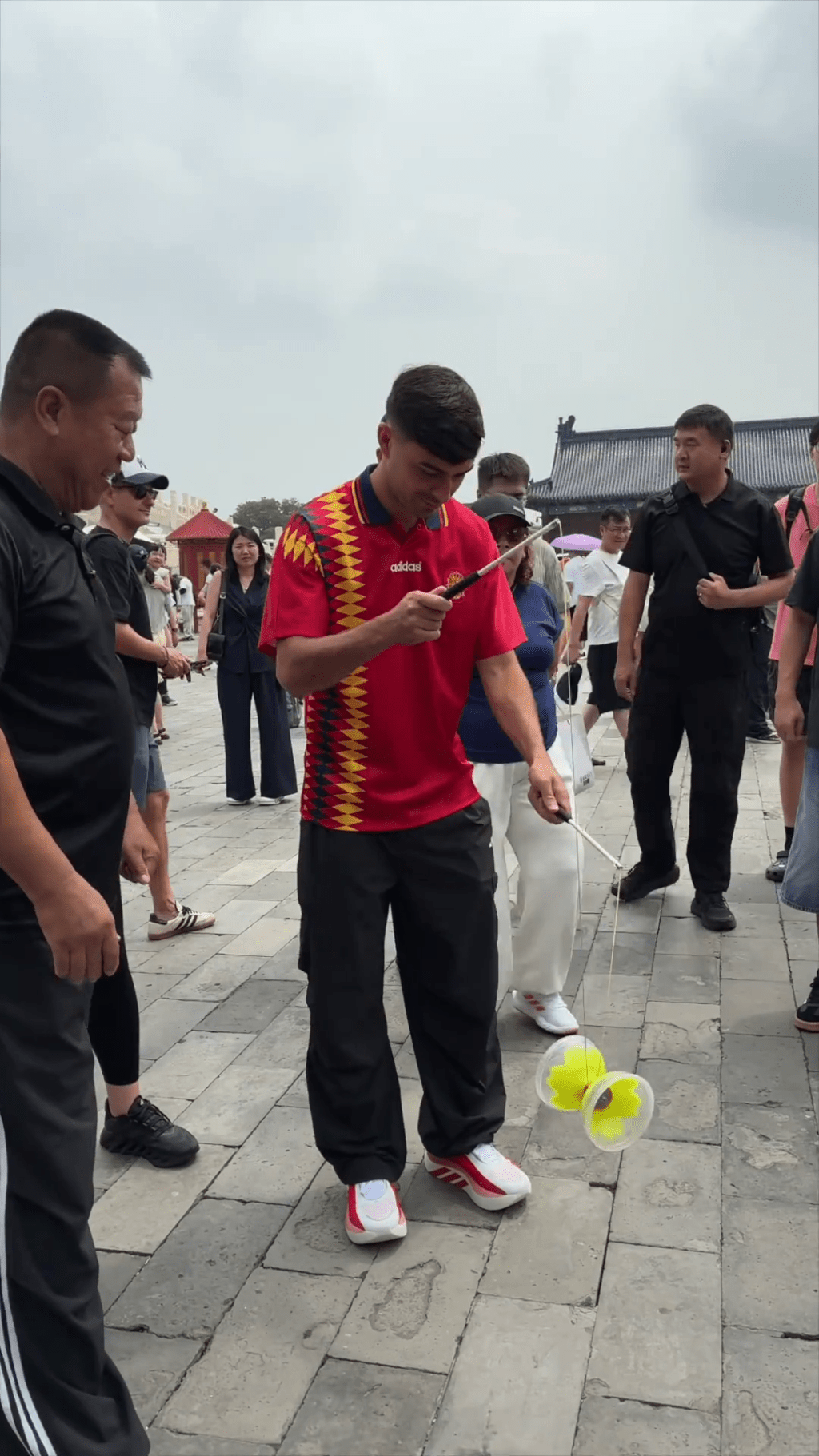 柏迪遊天壇長城體驗抖空竹。 抖音 柏迪遊天壇長城體驗抖空竹。 抖音