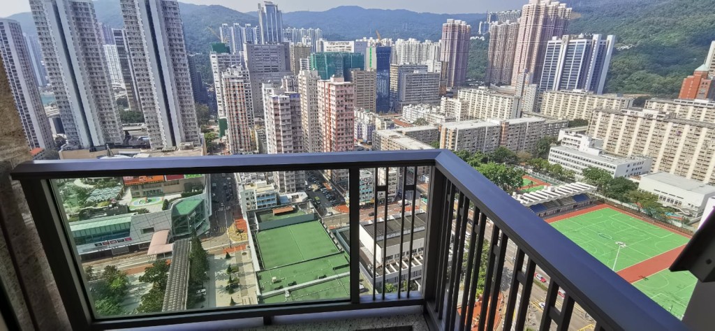 單位露台外望為荃灣市景,眺望山景。