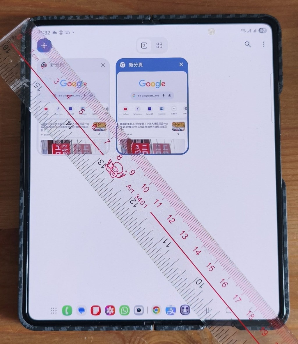 有司機發現自己的Samsung Fold 4屏幕對角長度為18.9厘米，剛剛好「壓線」。FB@的士司機資訊網