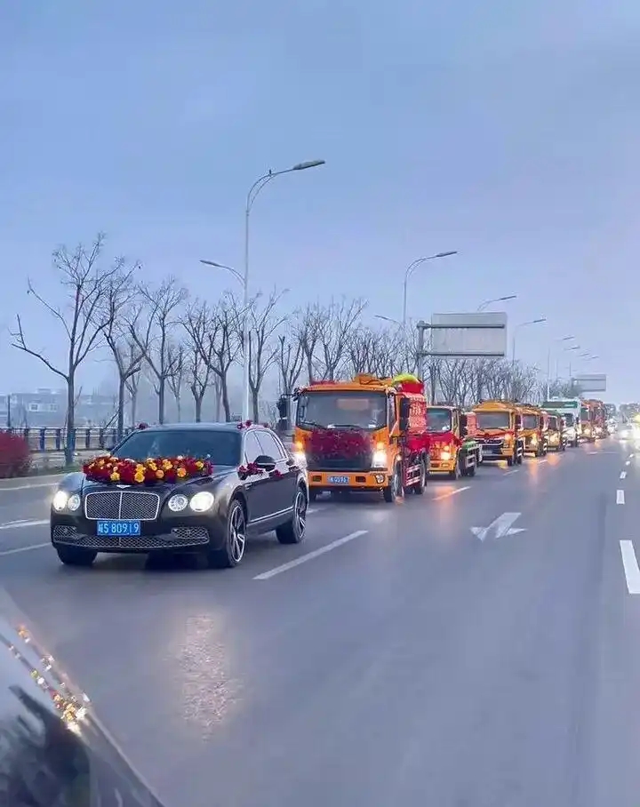 “95后”掏粪工结婚，组全球首例吸粪车队迎娇妻。