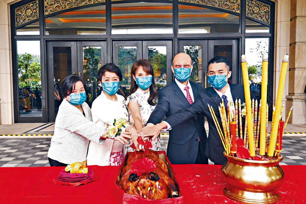 ■澳娛綜合度假股份有限公司在澳門路氹打造的澳門上葡京綜合度假村，昨日舉行開張拜神儀式。