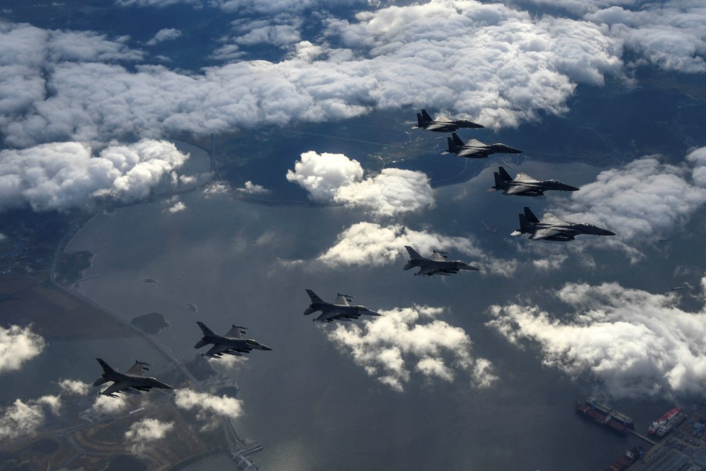 分別有4架南韓空軍F-15K戰鬥機及4架駐韓美軍F-16戰鬥機參與飛行及訓練。南韓國防部圖片