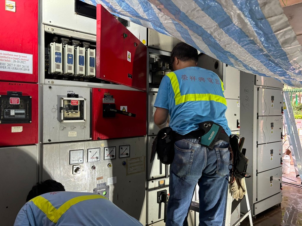工程人员下午时分抢修供电设备。太和邨业主立案法团FB