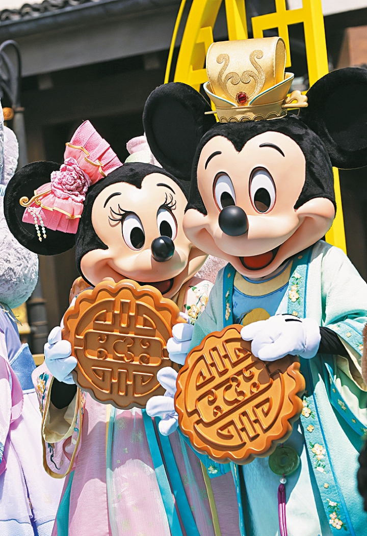 米奇及米妮穿起漢服在上海迪士尼樂園的中秋活動亮相。
