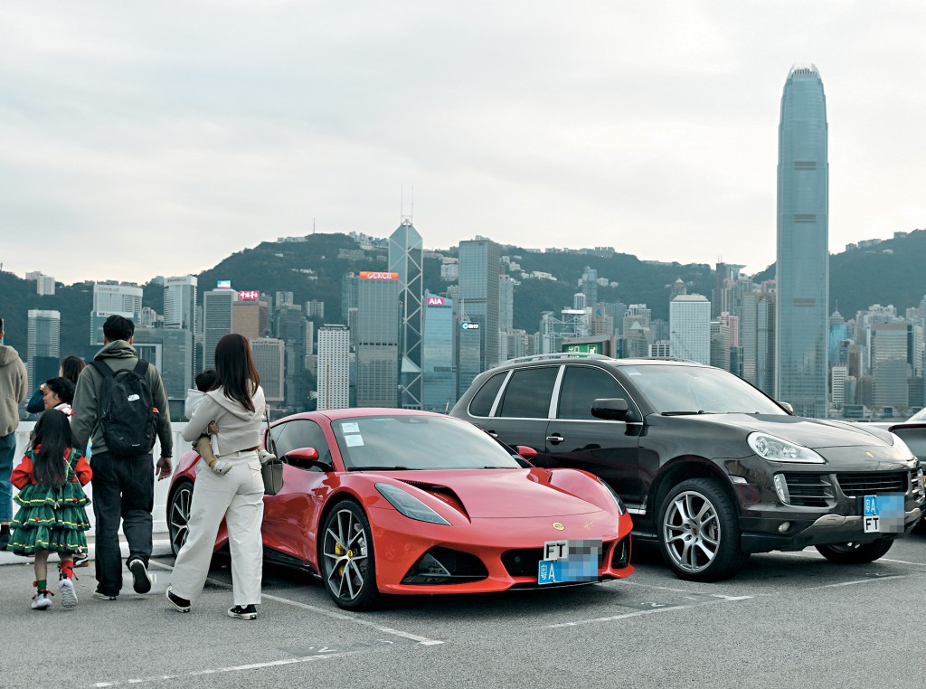 近日有多部粵車被揭兩側車門玻璃較本地車輛不透光，即是使用俗稱的「黑玻璃」，惹起關注。