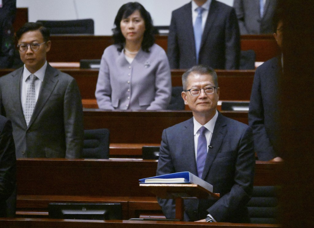 陳美寶穿著淺紫色外套。 陳美寶穿著淺紫色外套。