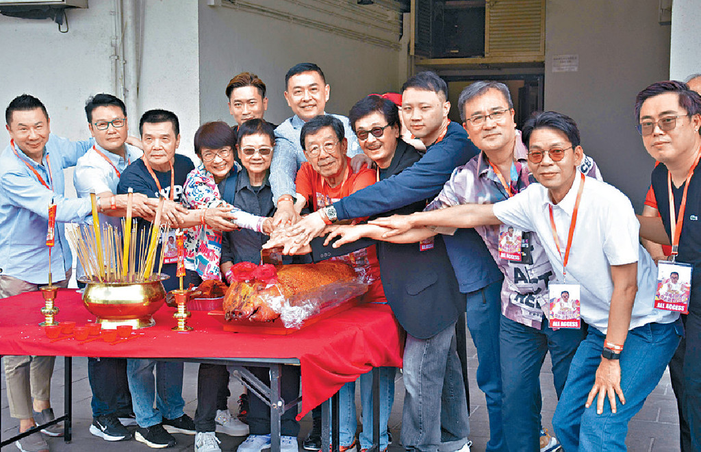 ■演唱會老闆盧敏儀及孫敬安和修哥齊切燒豬。