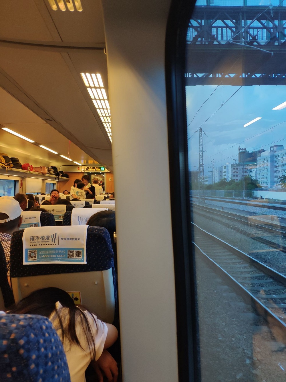 乘客被困廣深高鐵列車上。網上圖片