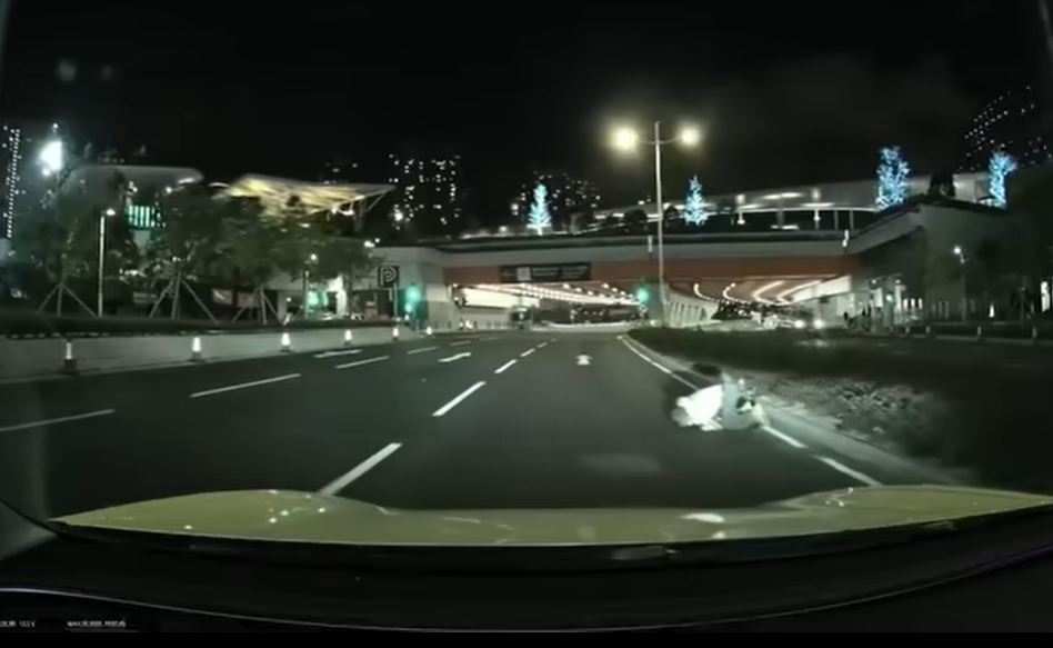 老翁由右邊草叢爬出馬路。轉載fb車cam L（香港群組）