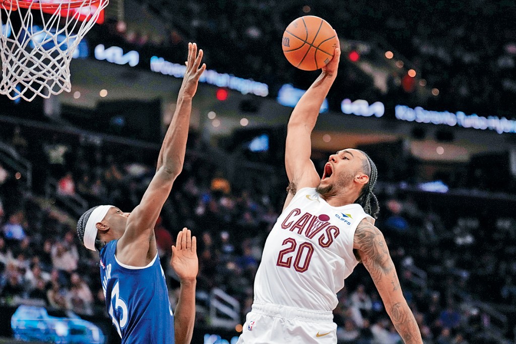 謝倫泰臣(右)投進生涯新高39分。