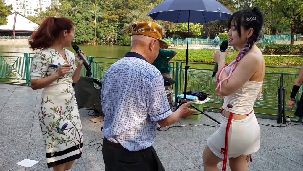 娜娜2019年在屯门公园劲歌热舞的影片当时在网上广传，令她与忠实粉丝Happy伯成为网络红人！