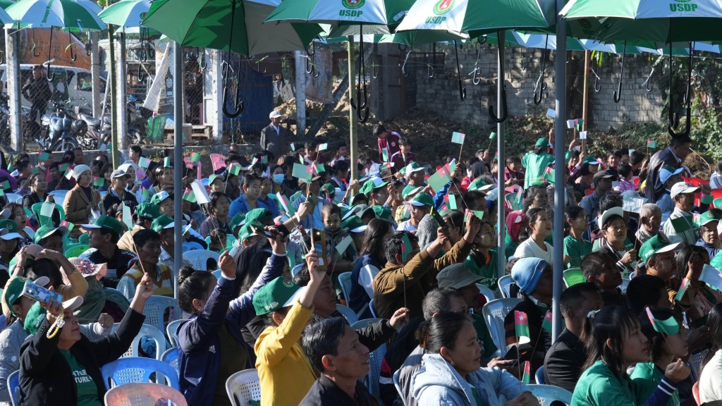 緬甸大選｜親軍政府聯邦團結發展黨（USDP）支持者周五在內比都舉行選前最後一次造勢集會。 美聯社