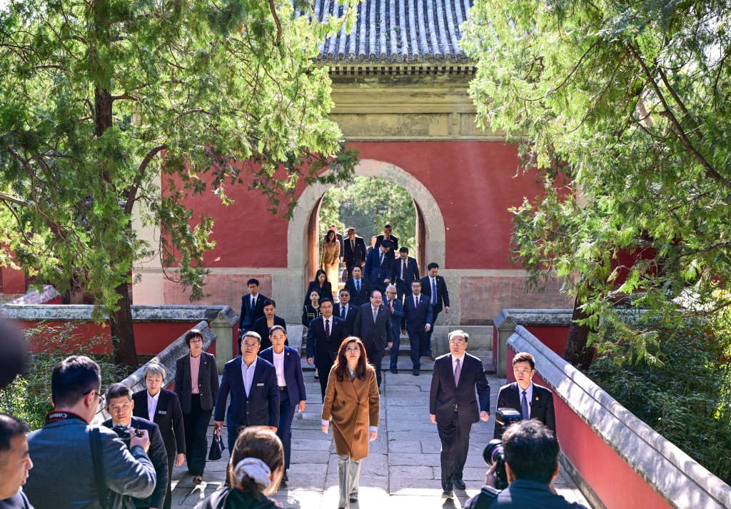 鄭麗文率中國國民黨訪問團拜謁孫中山先生衣冠冢。 新華社