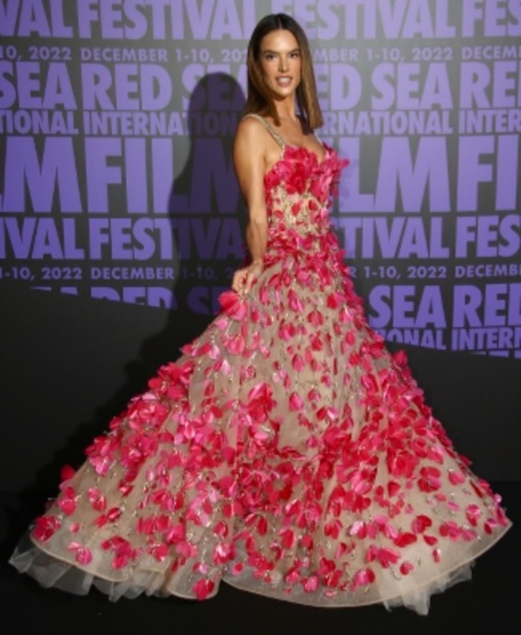超模Alessandra Ambrosio穿上粉紅立體花裝飾晚裝，出席電影女性晚會。