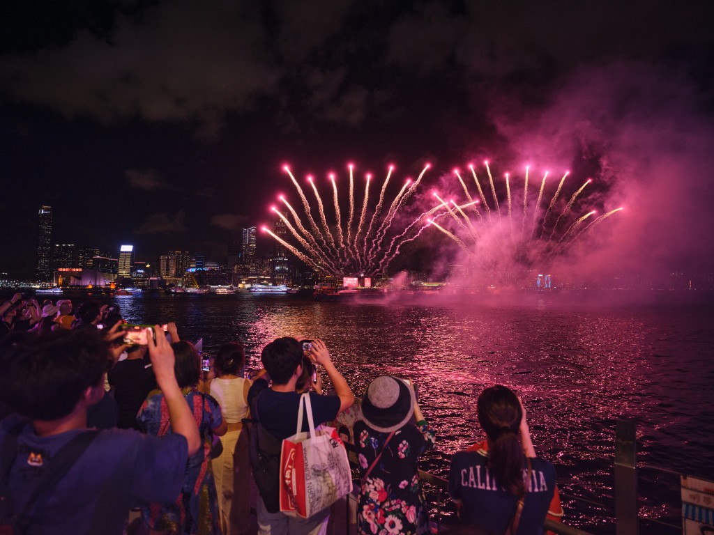 晚上8时上演的「幻彩咏香江」除了加强灯光效果，在嘉年华举行的10天，更增设水上烟火特效。（旅发局提供）