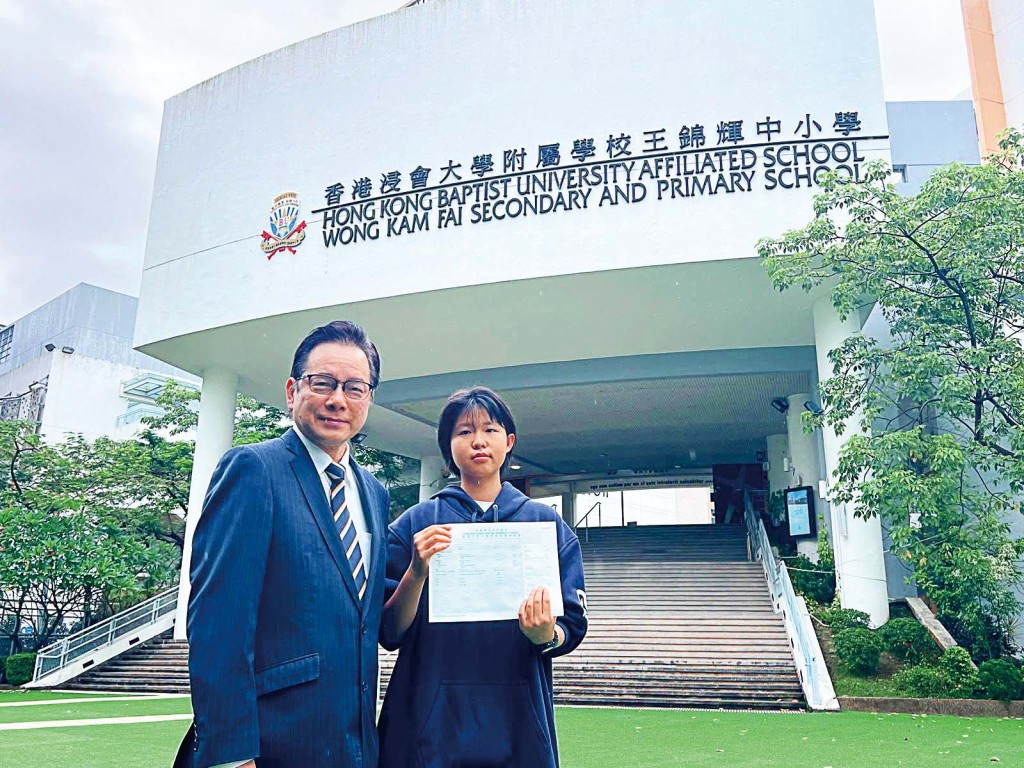 王錦輝中小學總校長陳偉佳博士與2026年文憑試狀元劉子湉同學合照。 王錦輝中小學總校長陳偉佳博士與2026年文憑試狀元劉子湉同學合照。