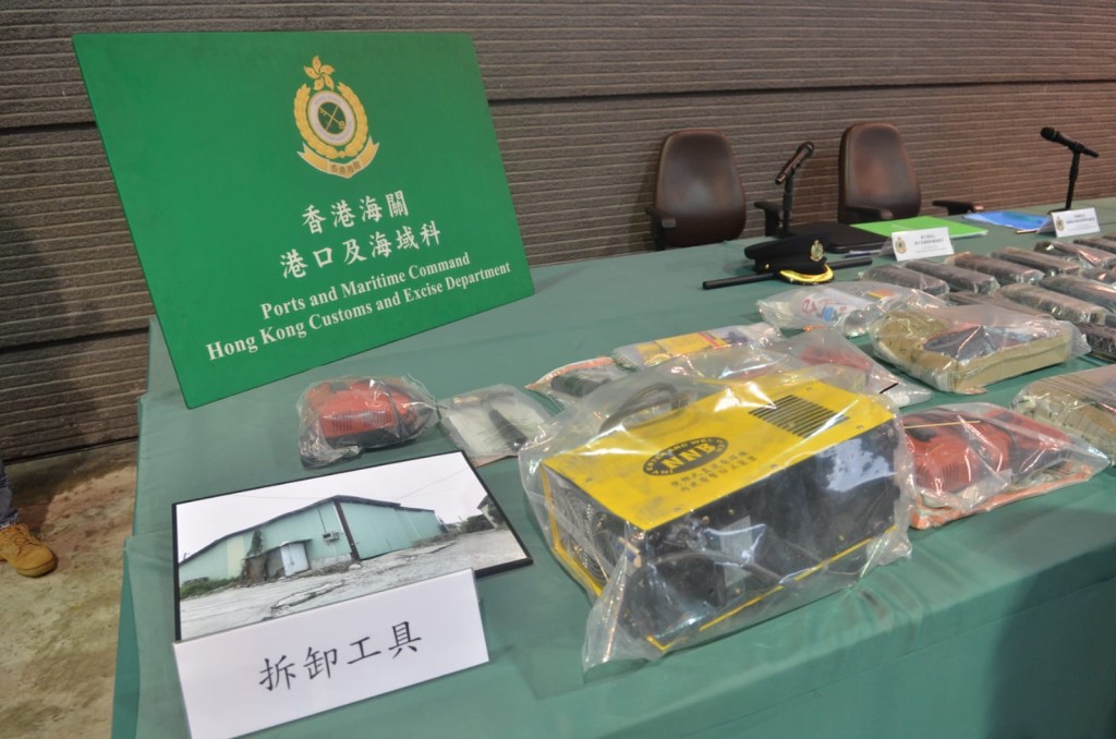 海關行動中檢獲一批拆卸工具。林思明攝