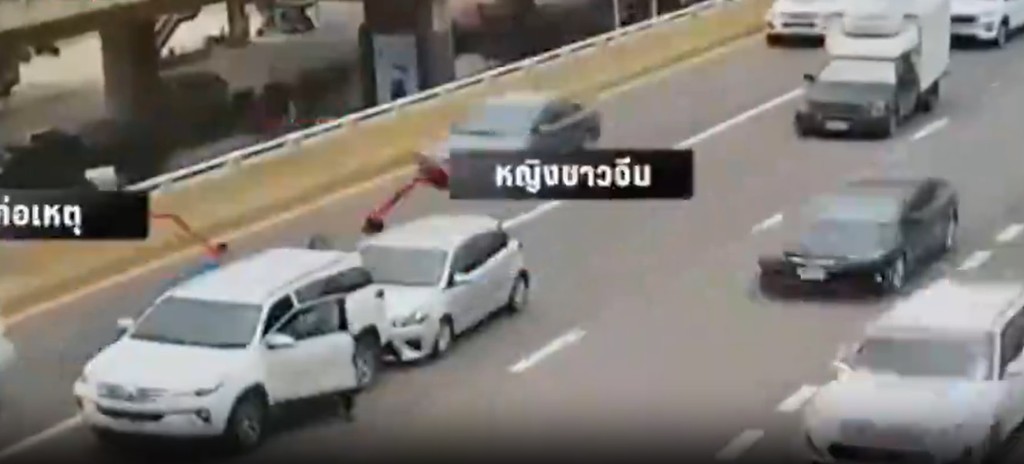 疑犯意外追尾白色越野车，令绑架失败。影片截图