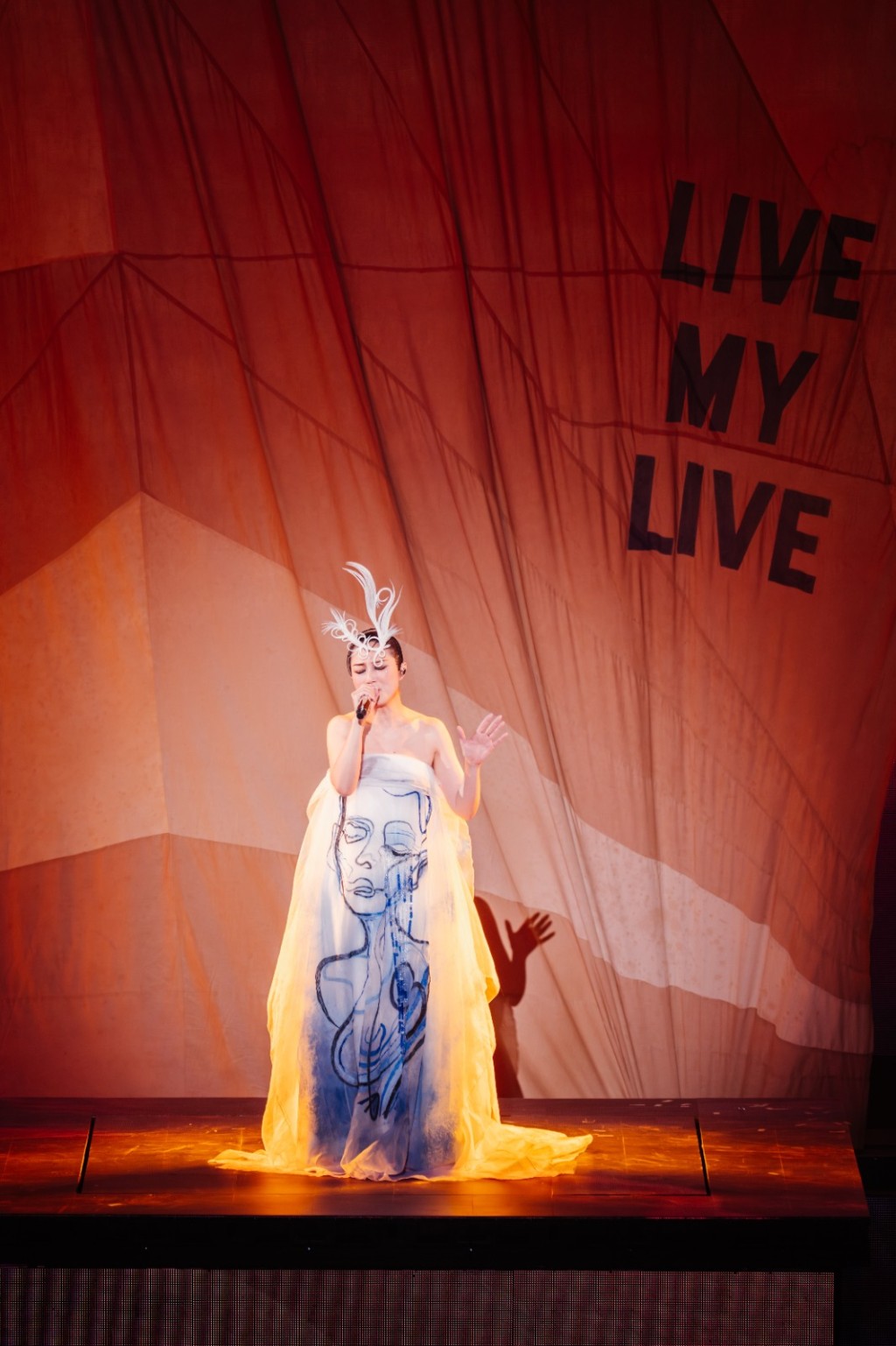 演唱會前,千嬅及團隊率先捐出二百萬幫助受影響災民。 演唱會前,千嬅及團隊率先捐出二百萬幫助受影響災民。