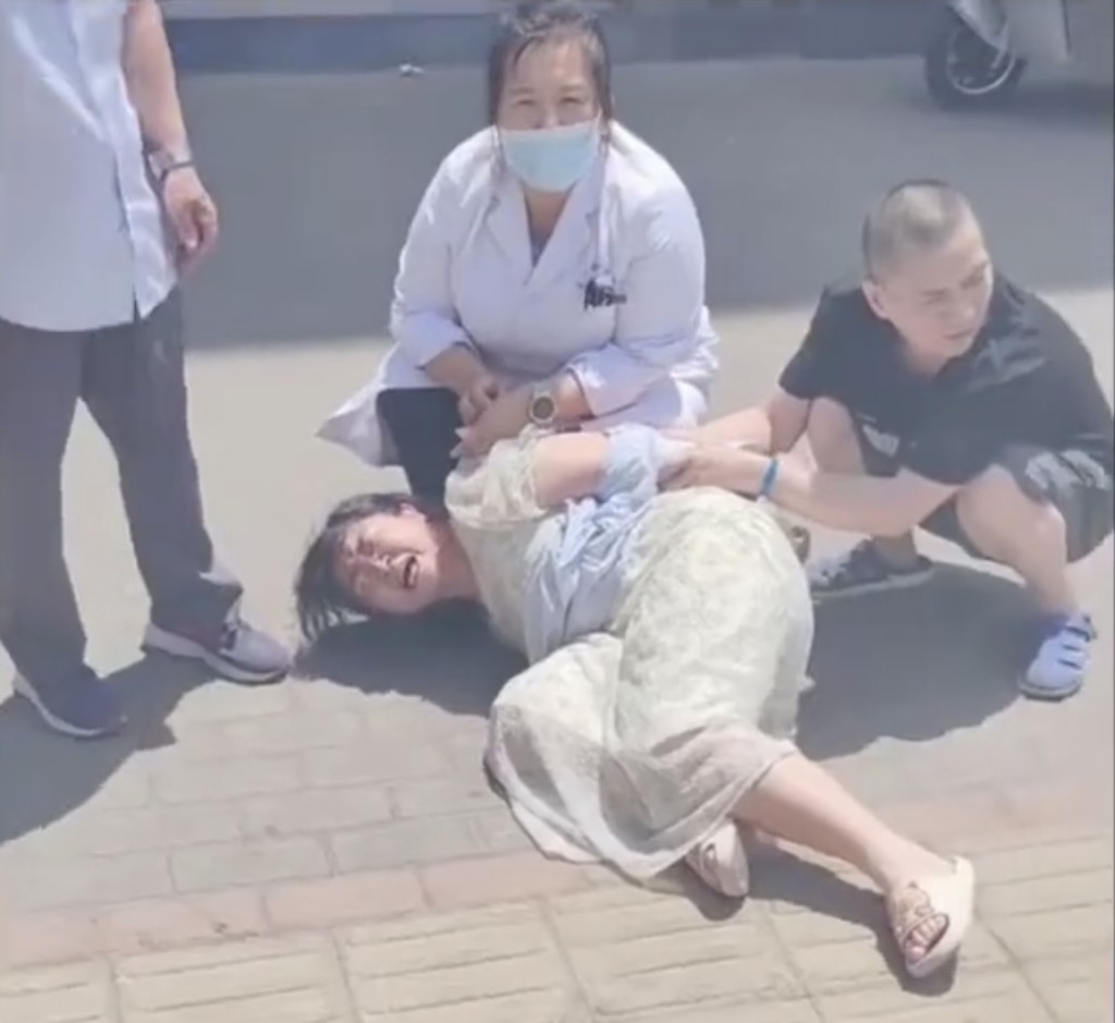 河南女子被強制帶走治療。抖音@有你不孤單 河南女子被強制帶走治療。抖音@有你不孤單