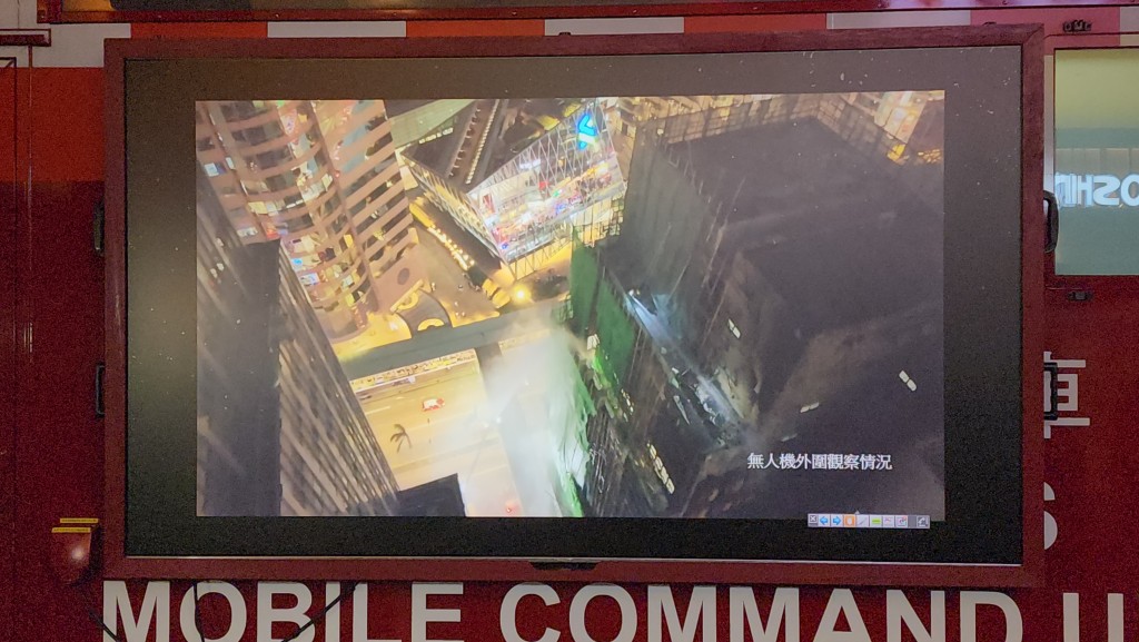 消防以無人機在外圍監測。 消防以無人機在外圍監測。