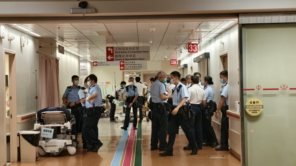 大批警員到醫院了解少年跳河原因。