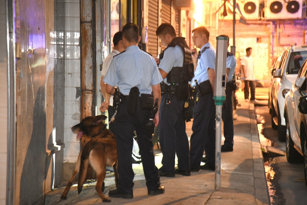 大批警员到场调查。