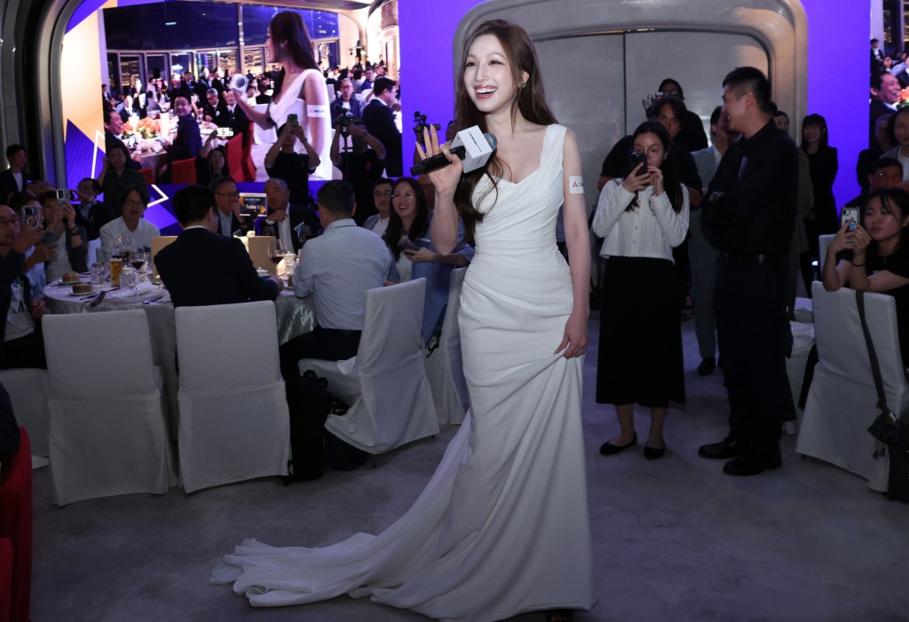 海兒突然身穿白色晚裝以女神姿態亮相，邊唱着歌曲《Carmen Habanera》（《卡門》）邊進入會場。