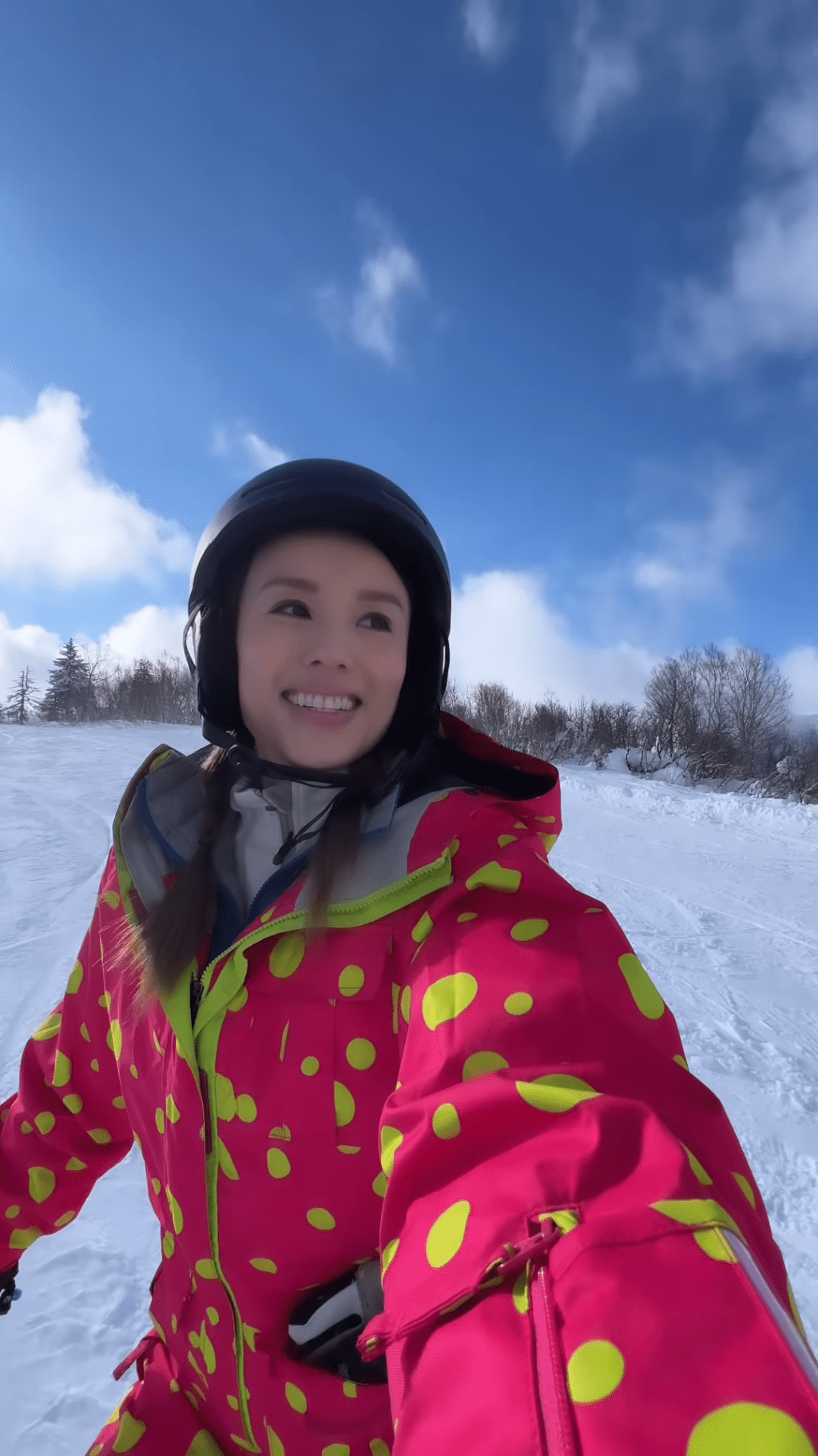 杨洛婷享受滑雪。