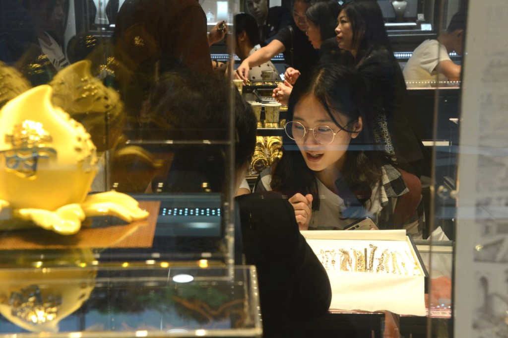 珠寶店吸引不少旅客。