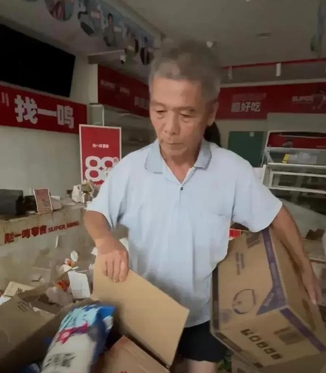 大批懷集民眾對零食超市「零元購」。抖音 大批懷集民眾對零食超市「零元購」。抖音