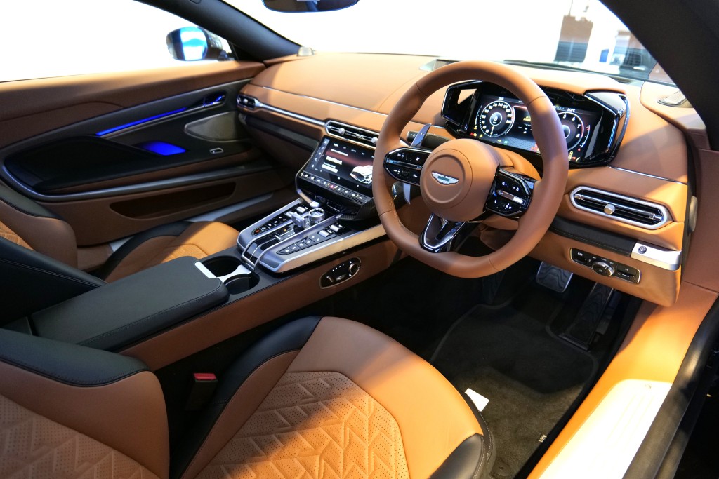 全新旗艦超跑Aston Martin Vanquish車廂配有10.25數碼錶板及10.25吋中控觸屏。