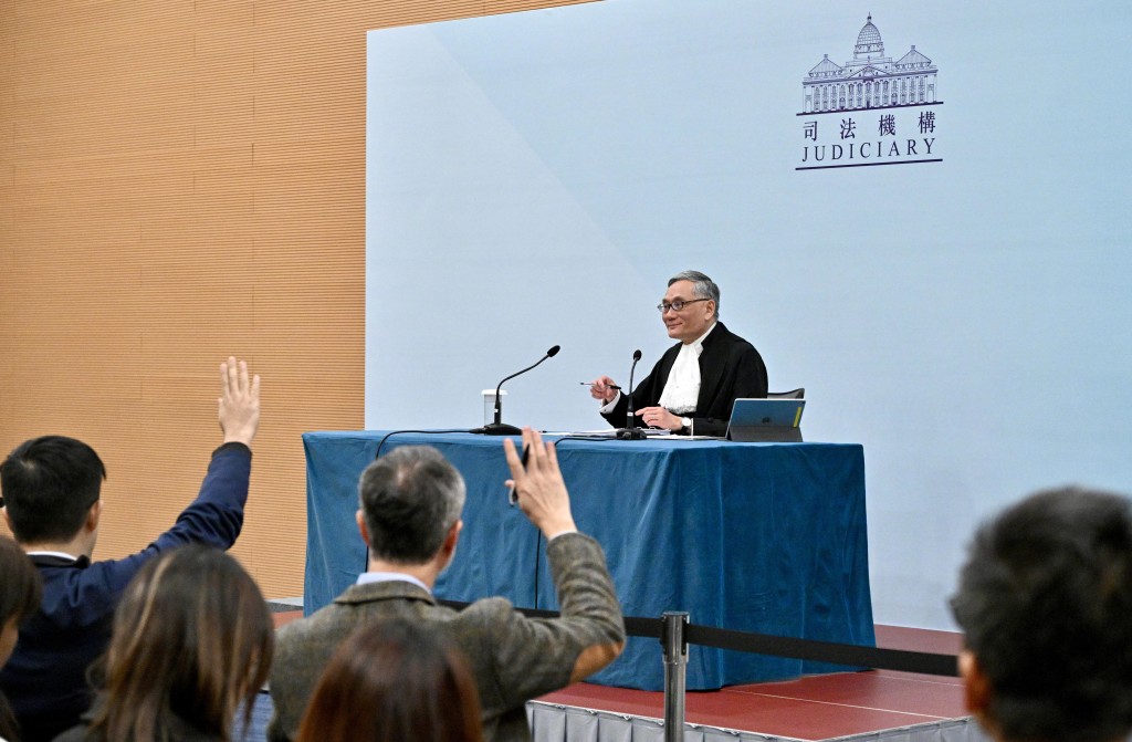 终审法院首席法官张举能在典礼后会见传媒。