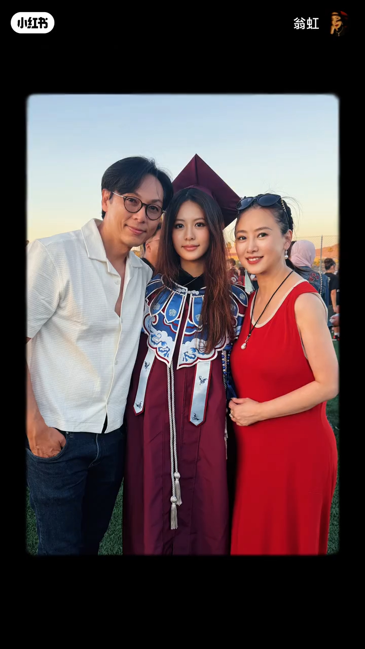 翁虹與老公合體見證女兒高中畢業。 翁虹與老公合體見證女兒高中畢業。