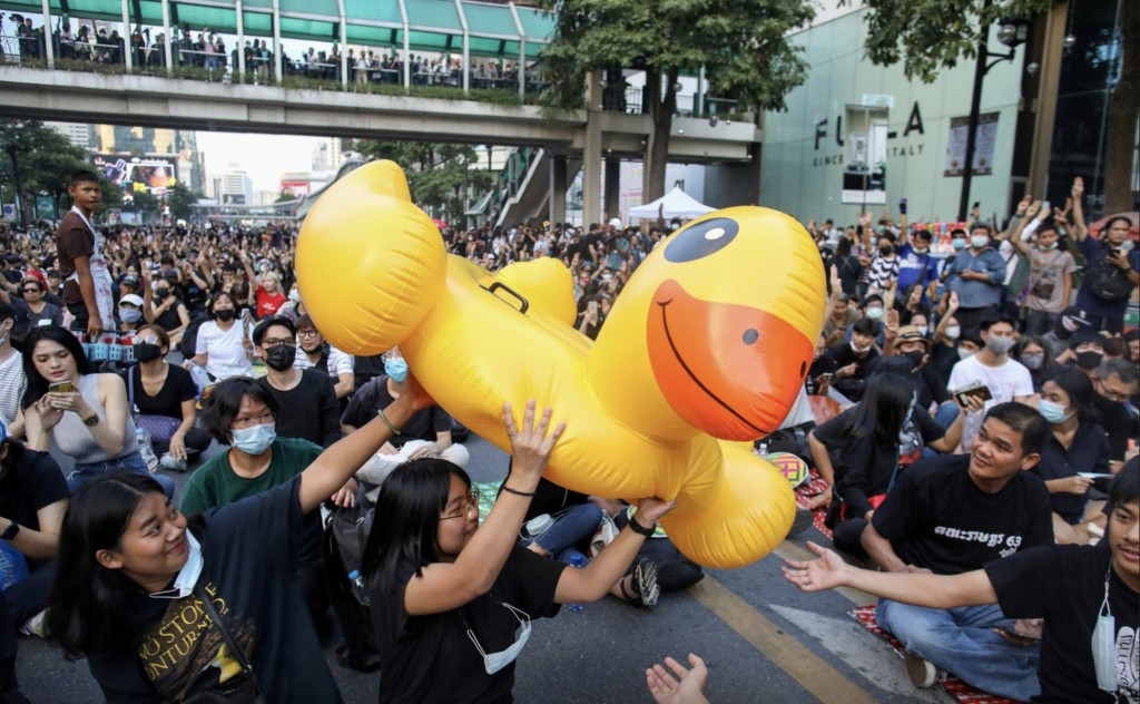 2020至2022年泰國爆發反政府示威潮，示威者傳遞用來抵擋水炮的巨型吹氣黃鴨。 路透社
