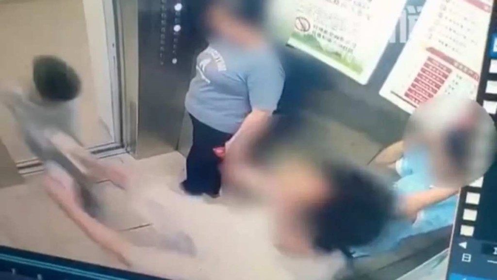 42歲男住戶用腳將自閉症男童踢出電梯，被處10日拘留。
