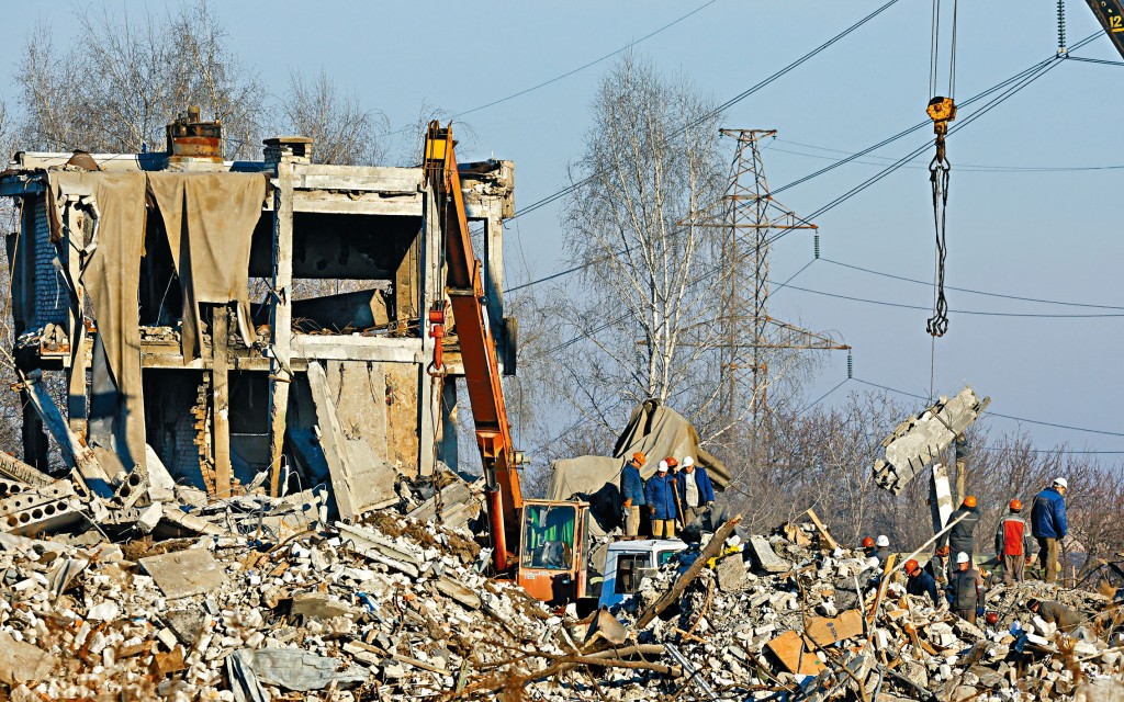 乌克兰东部俄军临时军营遭乌军轰炸成废墟。