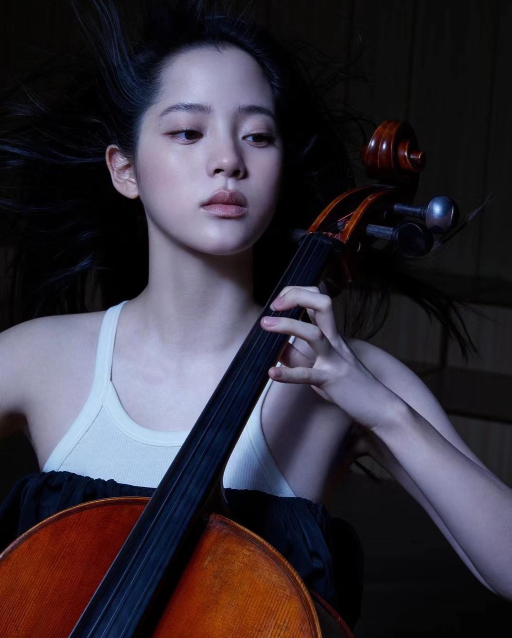 欧阳娜娜自幼学大提琴，10岁时举行第一场个人慈善音乐会，迄今已举办130场个人音乐会。