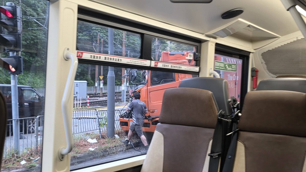 車頭嚴重損毀。fb屯門公路塞車關注組Ho Yin圖片