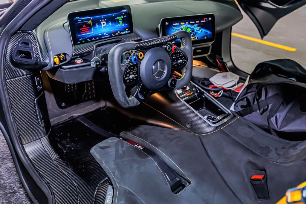 ●軚盤設計如F1或GT賽車，後方有兩個大型電子屏幕。