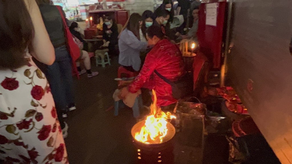 每年的驚蟄，「鵝頸橋」橋底均有進行「打小人」及「祭白虎」傳統習俗。資料圖片