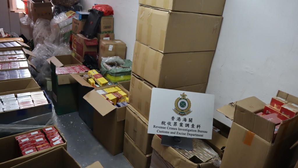 海關展示一個位於觀塘的懷疑私煙貯存倉庫及部分檢獲的懷疑私煙。