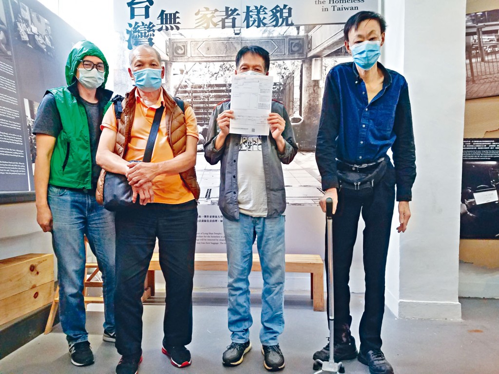 ■由左至右：无家者阿明和稳叔，以及曾经露宿的阿力和陈先生，希望各界善长捐助社协，让更多「街友」可入住宿舍。