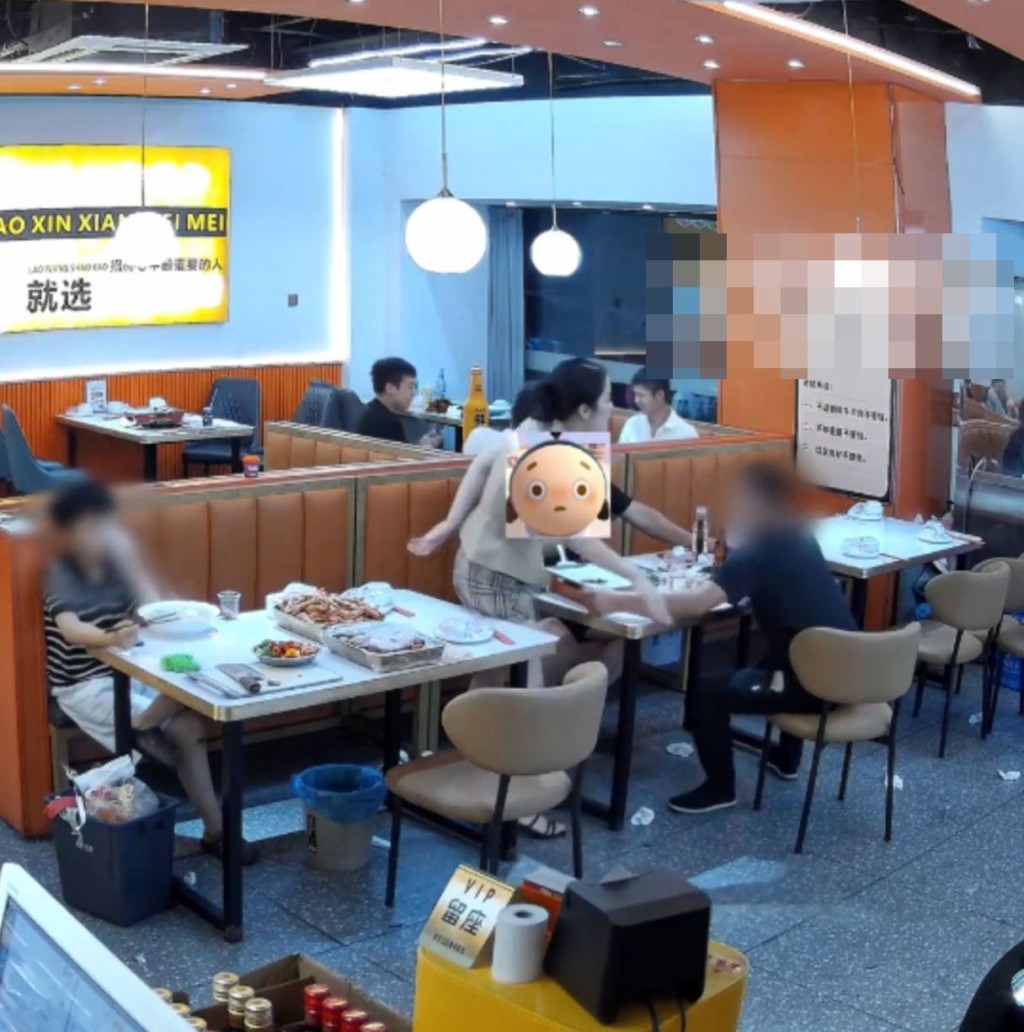 閉路電視拍下食客企圖非禮老闆娘的情景。千里眼 閉路電視拍下食客企圖非禮老闆娘的情景。千里眼